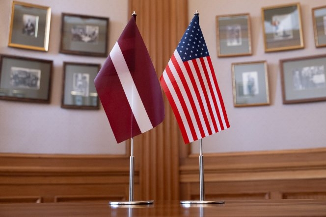 Latvijas un ASV karogi