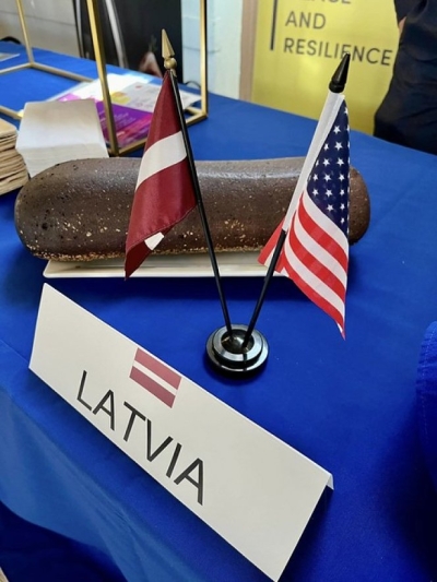 Latvijas un ASV karogs uz galda