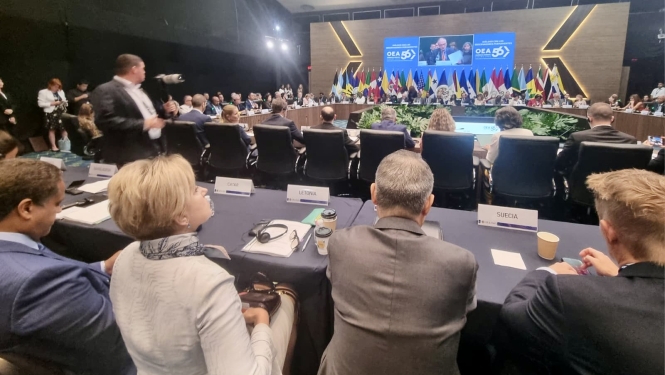 Vēstniece Elita Kuzma pie sanāksmju galda Amerikas Valstu organizācijas Ģenerālās asamblejas 56. sesijā Panamā
