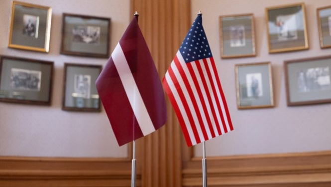 Latvijas un ASV karogi