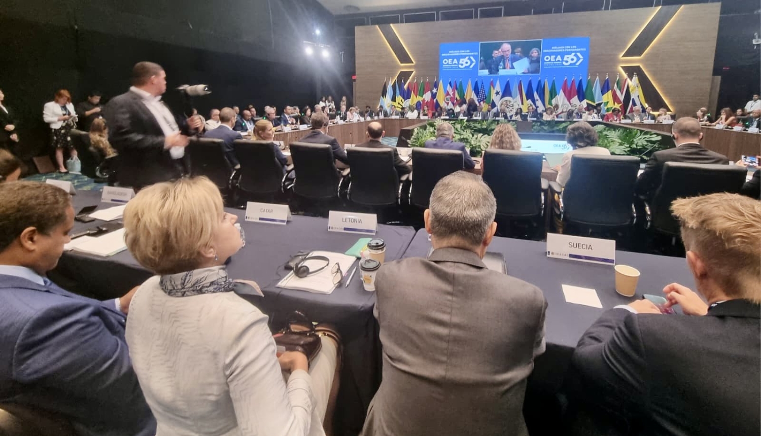 Vēstniece Elita Kuzma pie sanāksmju galda Amerikas Valstu organizācijas Ģenerālās asamblejas 56. sesijā Panamā